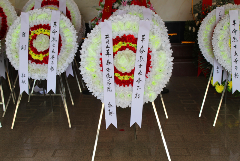 井冈山革命传统学院向井冈山革命烈士陵园敬献花圈